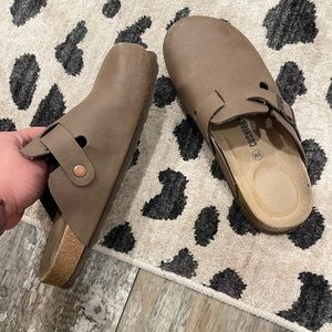 Cushionaire Hana Cork Footbed Vegan Leather Clogs Women's Size 9 Brown